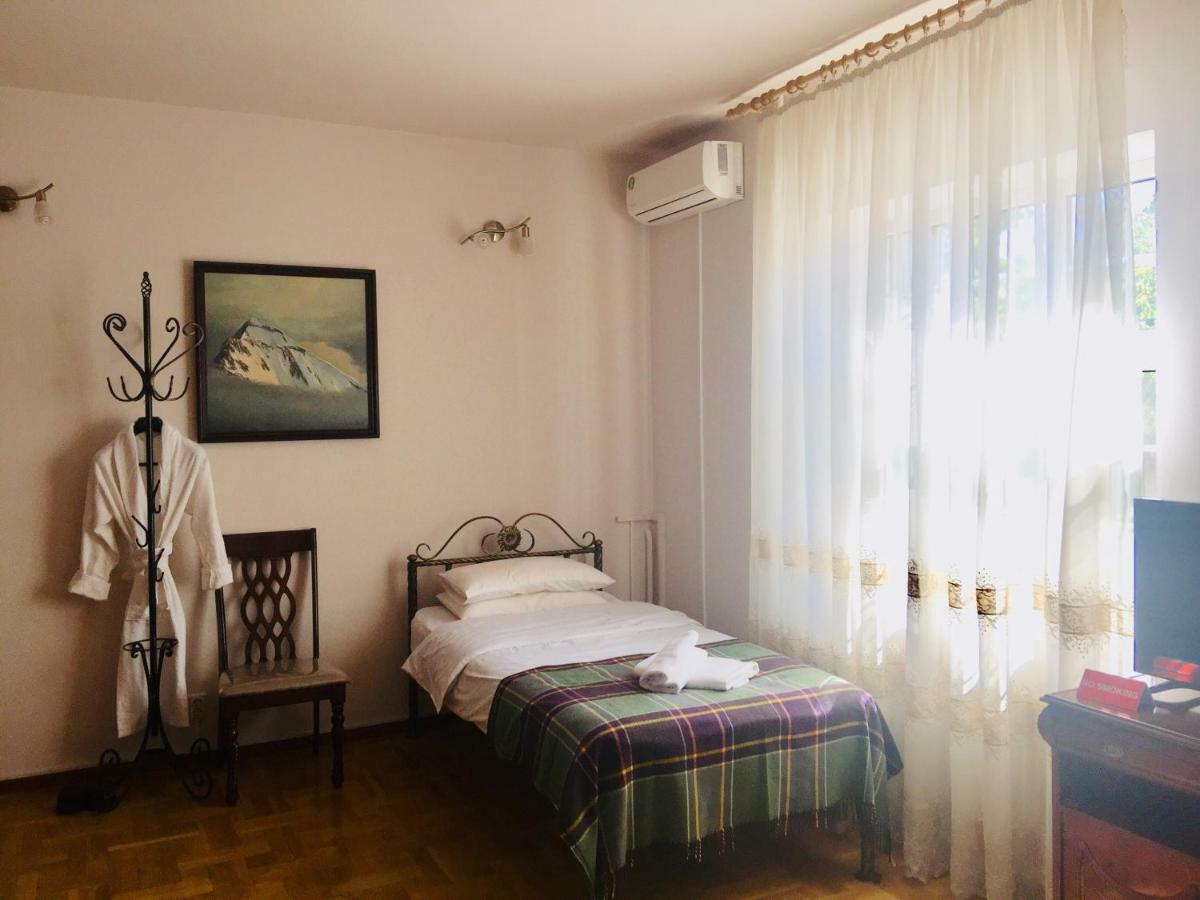 Astoria Garden Hotel Бишкек Екстериор снимка